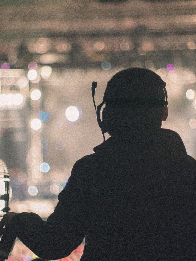 Soundcheck-Szene: FOH-Techniker stimmt EQs und Lautstärke ab.
