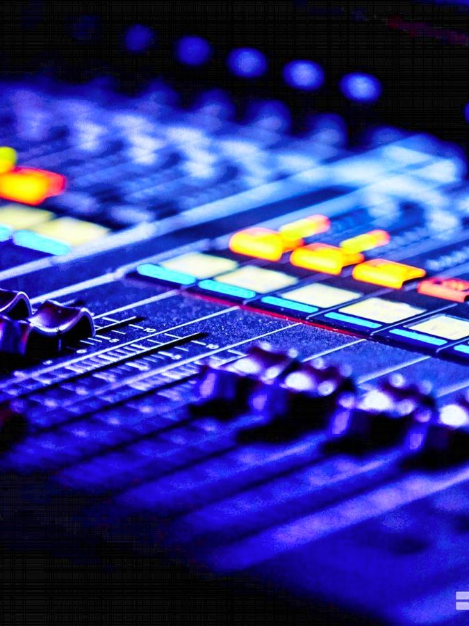 Professioneller Kopfhörer und Audio-Interface auf Studiotisch.